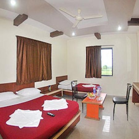 Sai Aditya Palace Hotel Shirdi Room photo